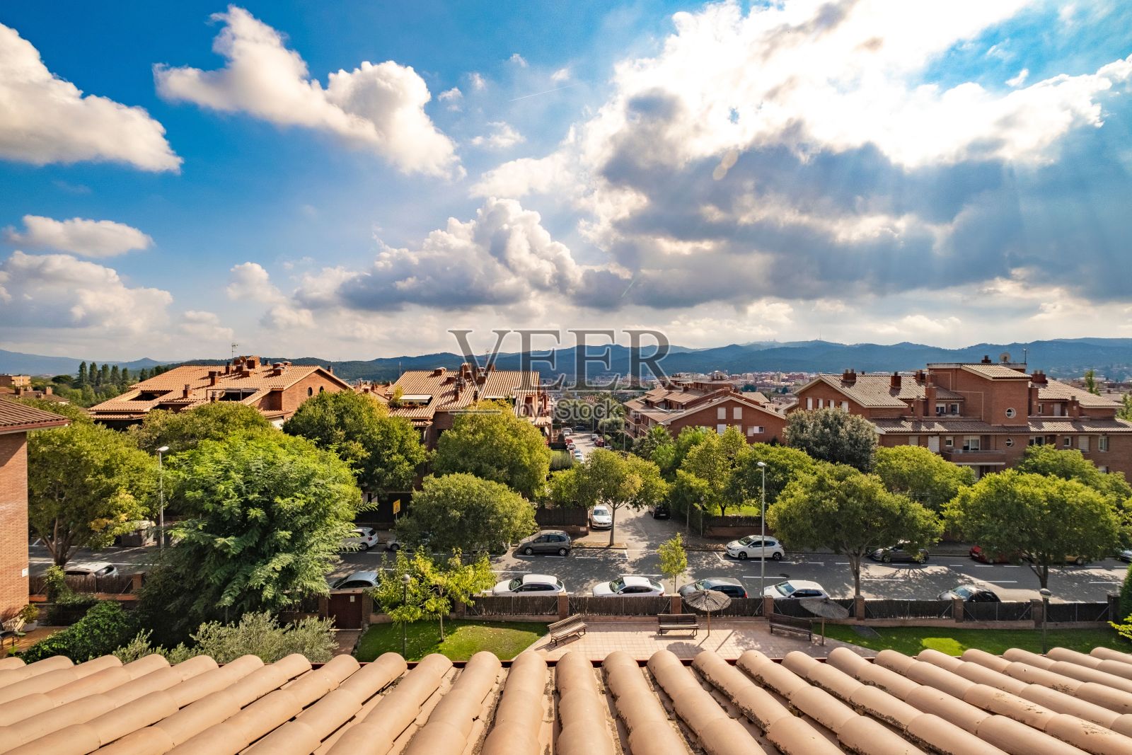 西班牙郊区有房子、树木和远山的风景照片摄影图片