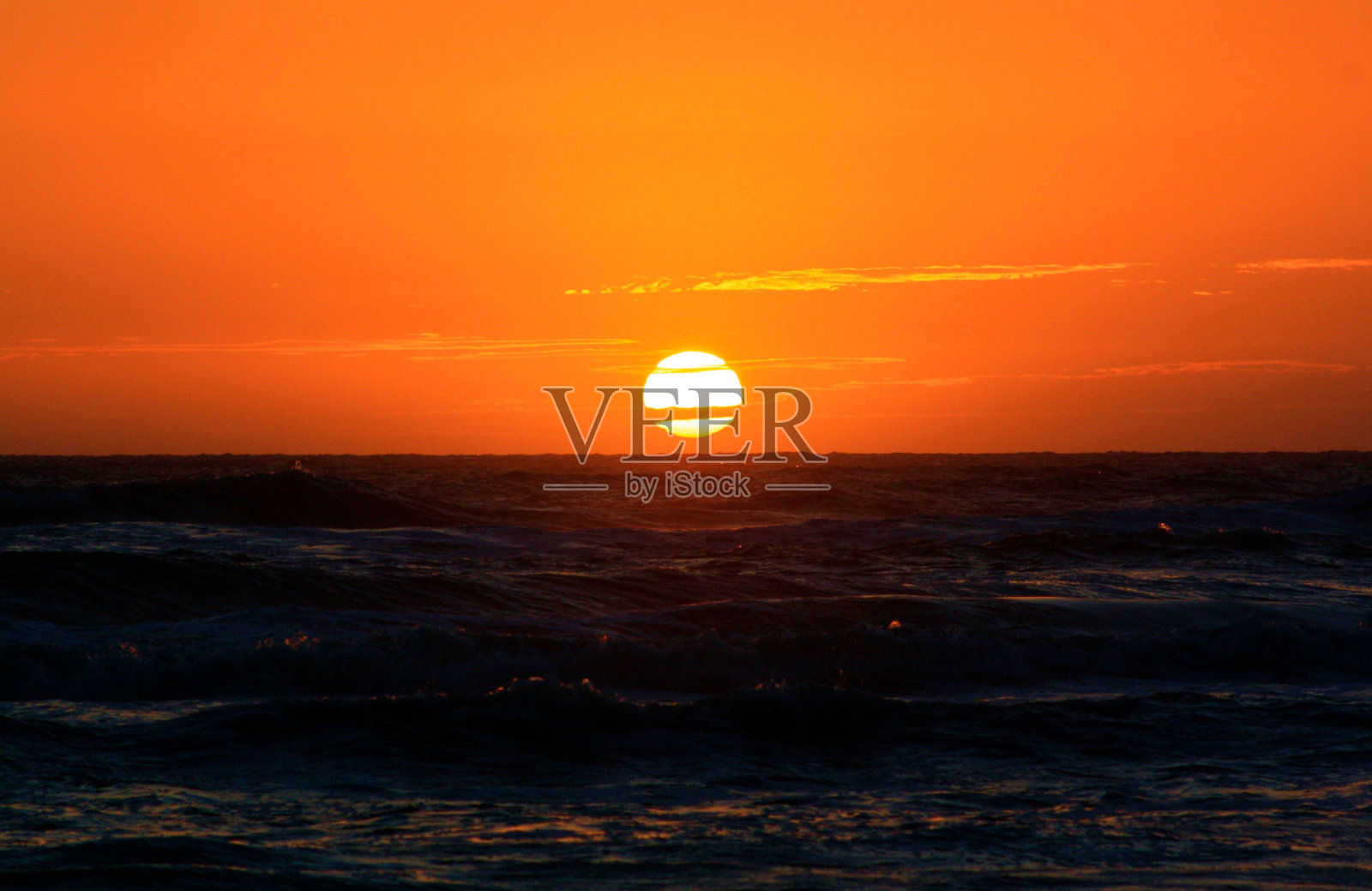 令人惊叹的日落在北海,特塞尔荷兰充满活力的橙色和黄色色调照片摄影图片