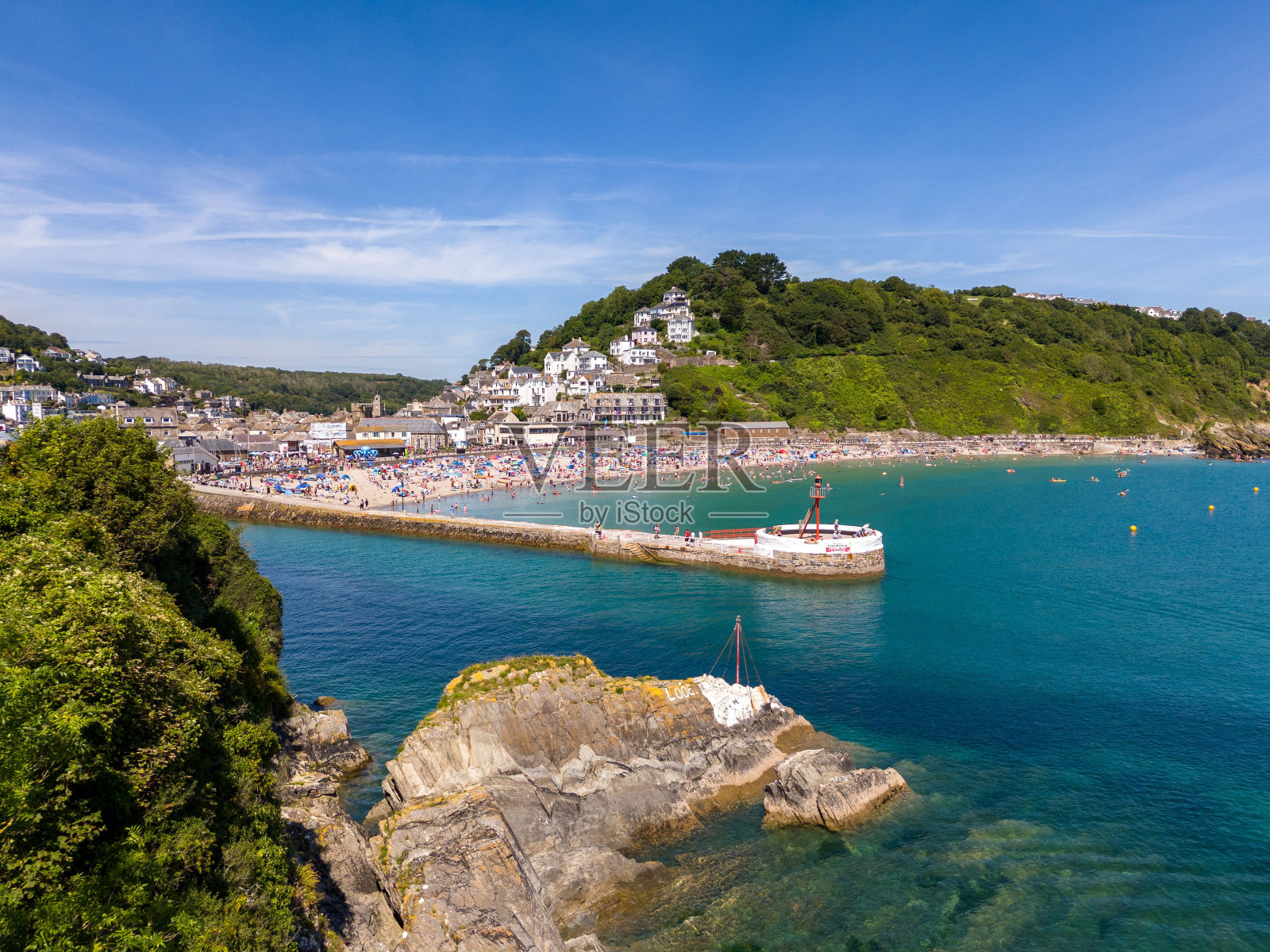 鸟瞰班卓渔码头和洛伊海滩在一个阳光明媚的日子里,在洛伊镇,康沃尔,英格兰照片摄影图片