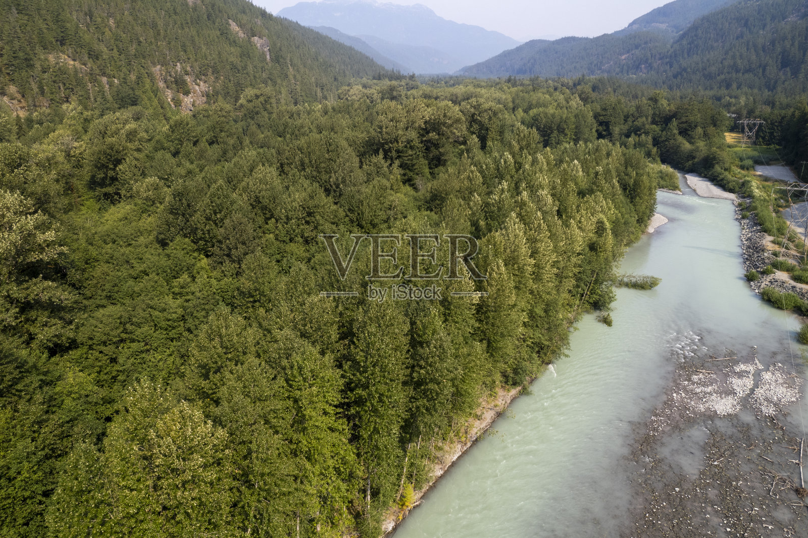 河流和森林鸟瞰图照片摄影图片
