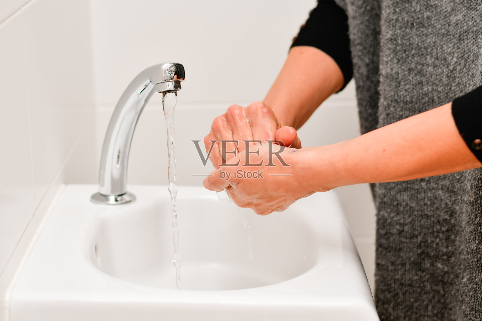 用肥皂擦手的女人照片摄影图片