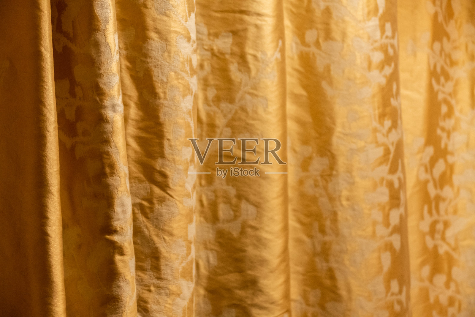 金色窗帘与花卉图案背景照片摄影图片