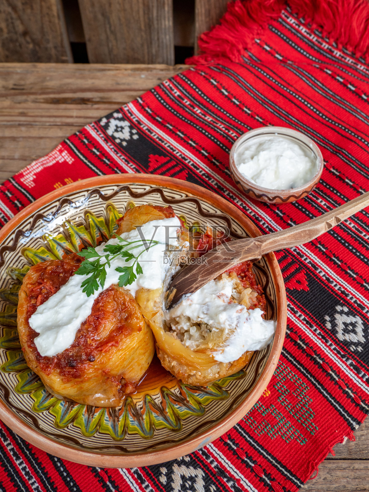 甜椒馅肉末,配酸奶油,巴尔干罗马尼亚菜照片摄影图片