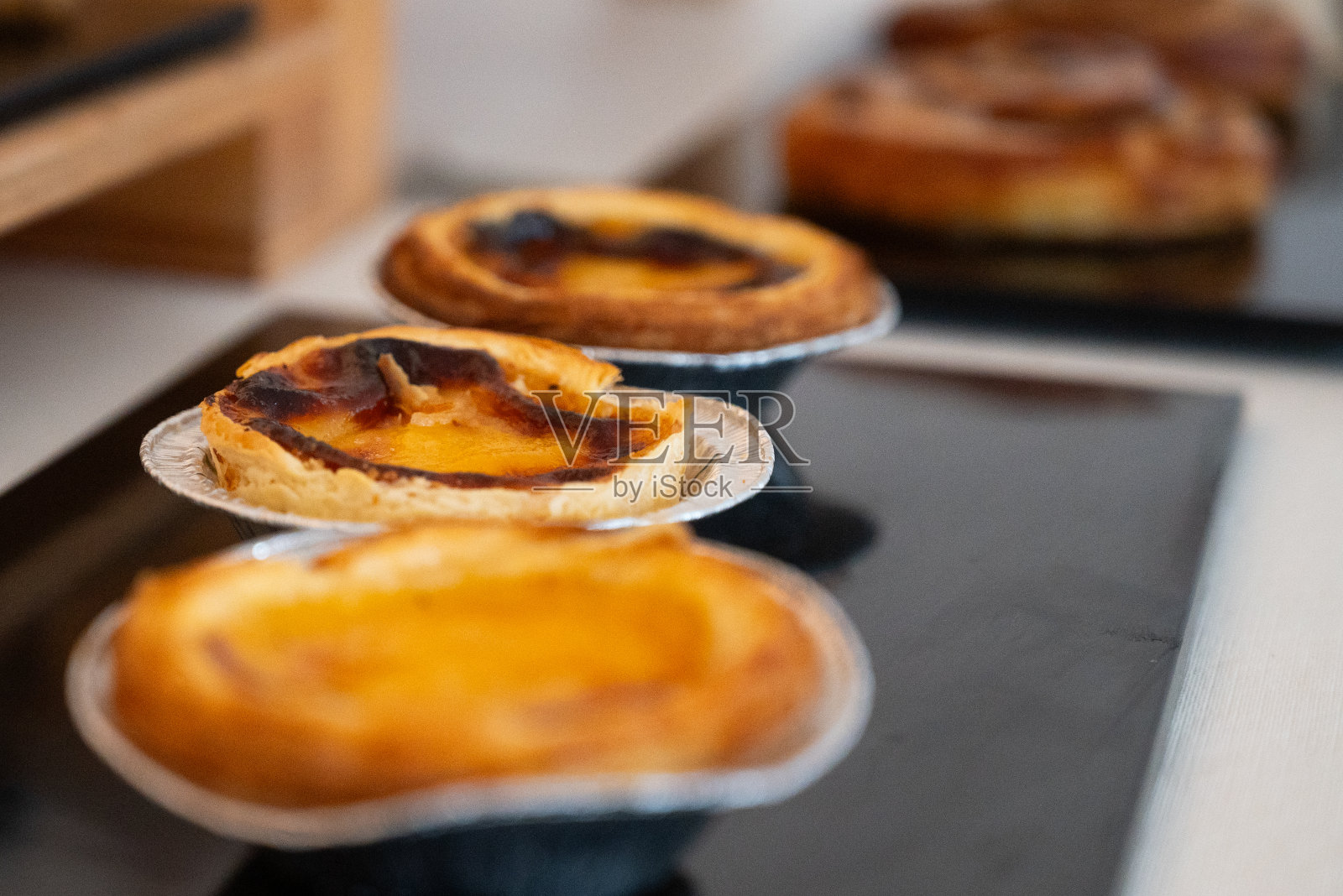 托盘上的葡萄牙蛋挞特写照片摄影图片