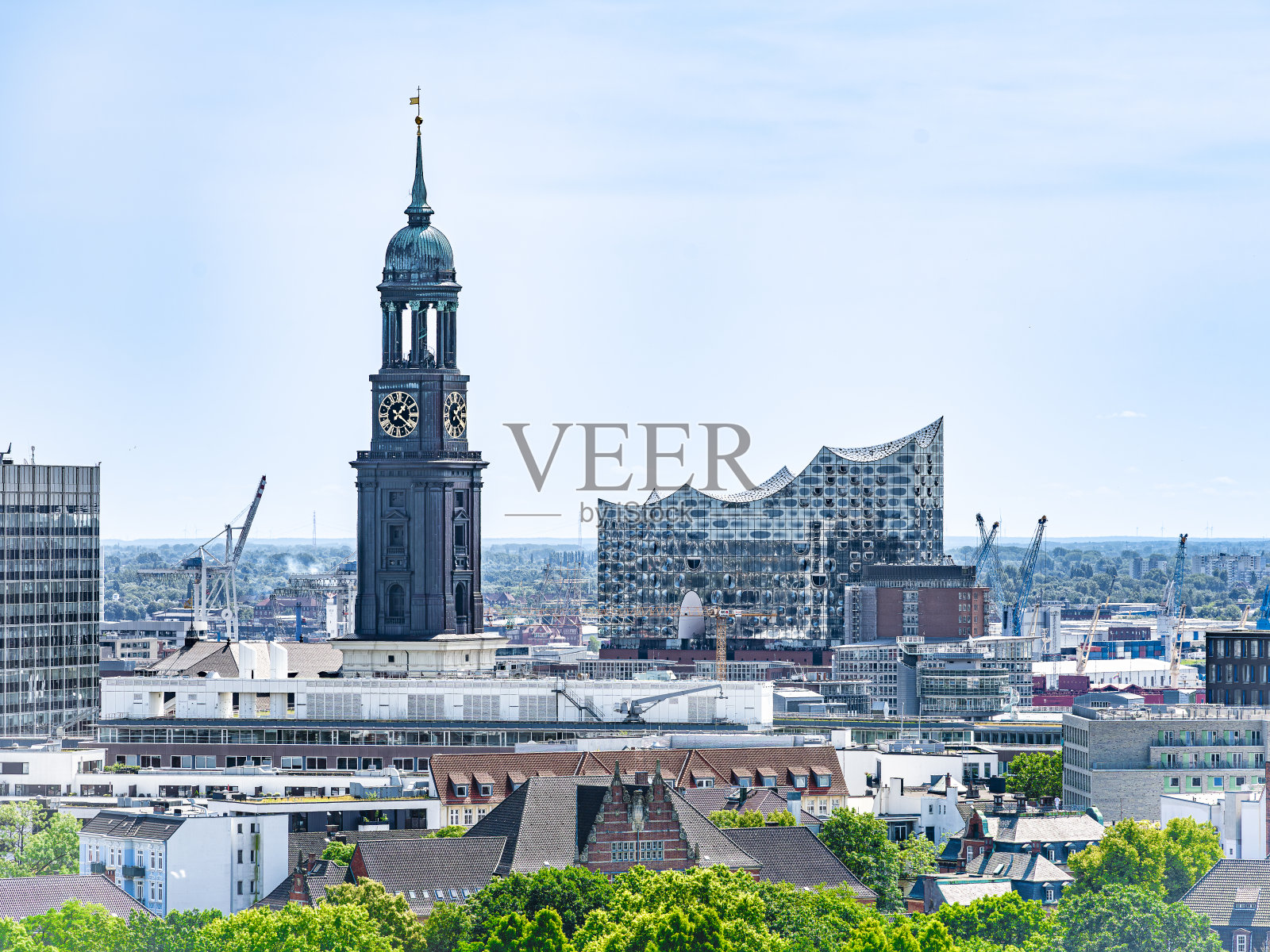 圣米切利斯教堂的塔楼,易北爱乐音乐厅和汉堡的屋顶照片摄影图片