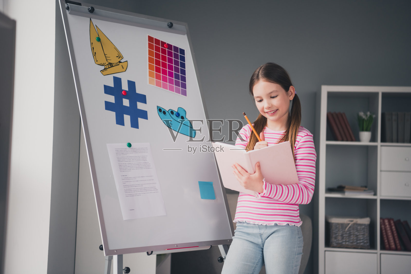 可爱可爱的女孩的照片肖像女儿回答远程教学板在家里的室内教育照片摄影图片