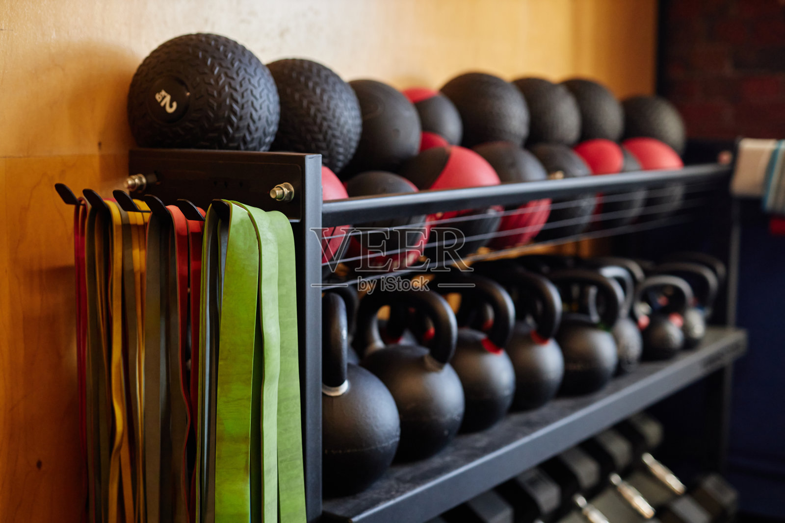 健身俱乐部的器械架,有medball和杠铃照片摄影图片