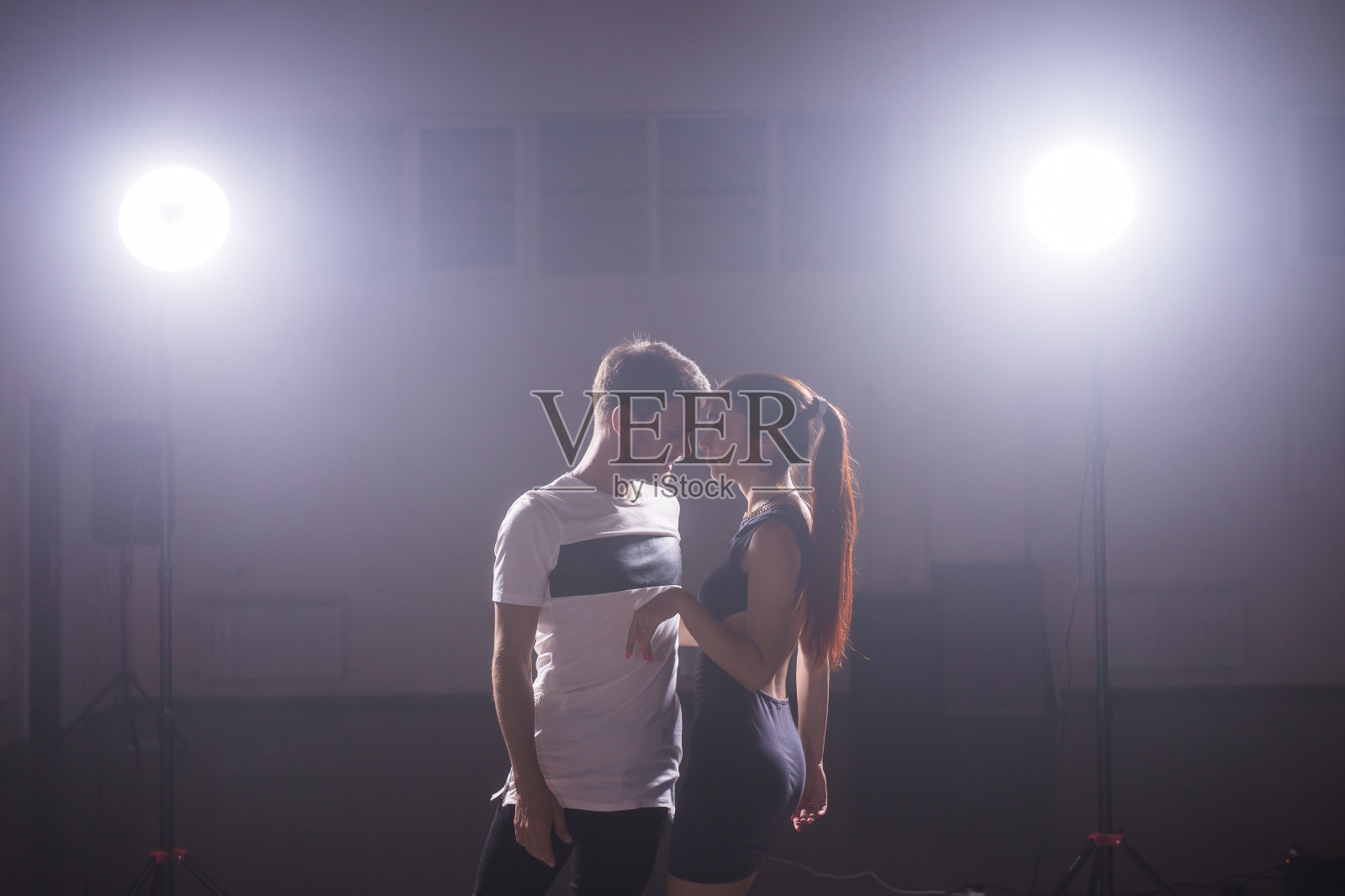 年轻情侣跳拉丁舞,巴塔塔舞,梅伦格舞,萨尔萨舞。舞蹈课上两个优雅的姿势。本空间照片摄影图片