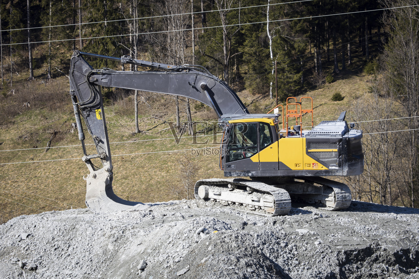 挖掘机施工机座在一堆泥土和泥土上照片摄影图片