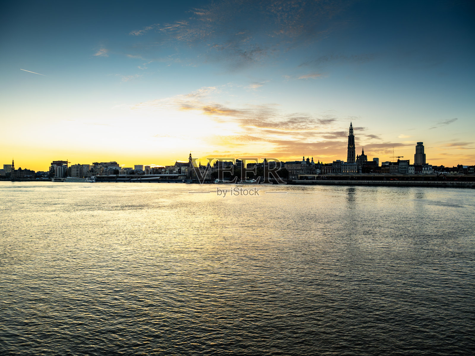 黎明时分的比利时安特卫普天际线照片摄影图片