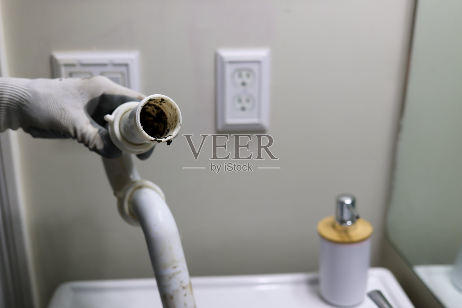 黑人正在清洗堵塞的浴室水槽管道照片摄影图片