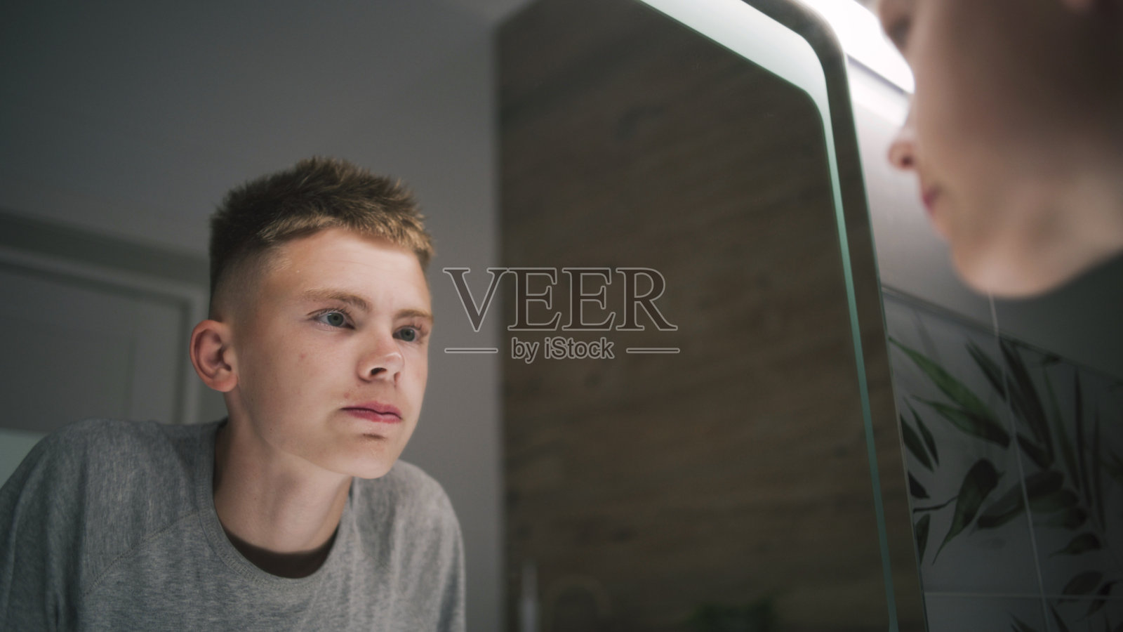 少年站在洗脸盆旁做发型照片摄影图片