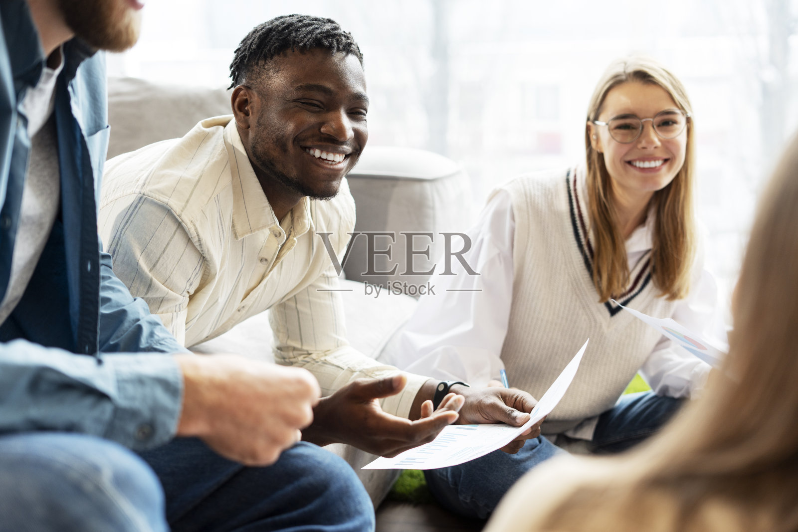 一群年轻的专业人士正在进行一个轻松而富有成效的会议照片摄影图片