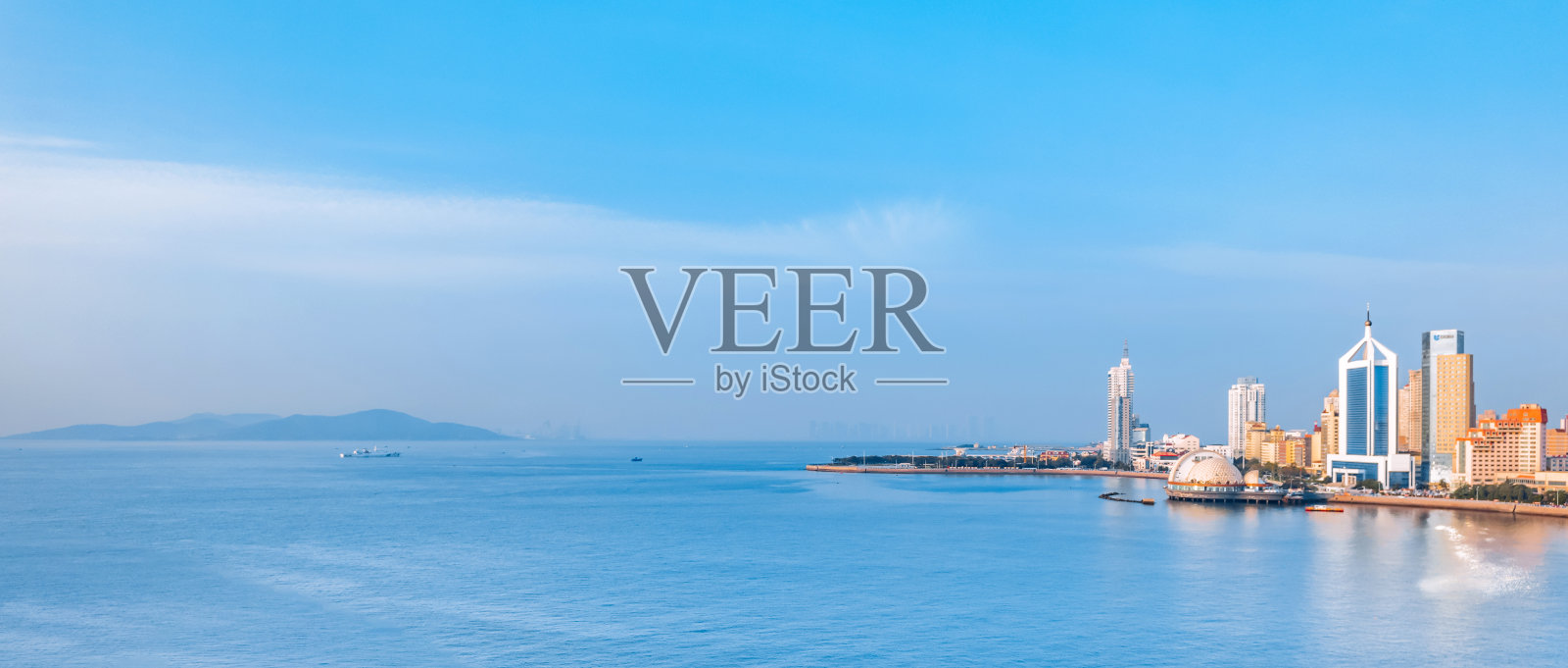 中国山东青岛沿海城市天际线的无人机视角照片摄影图片