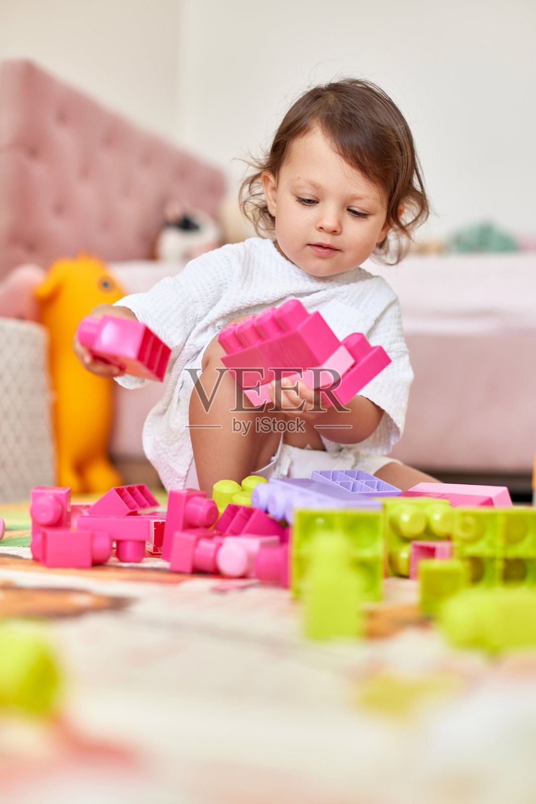 可爱的小女孩在玩五颜六色的玩具砖照片摄影图片