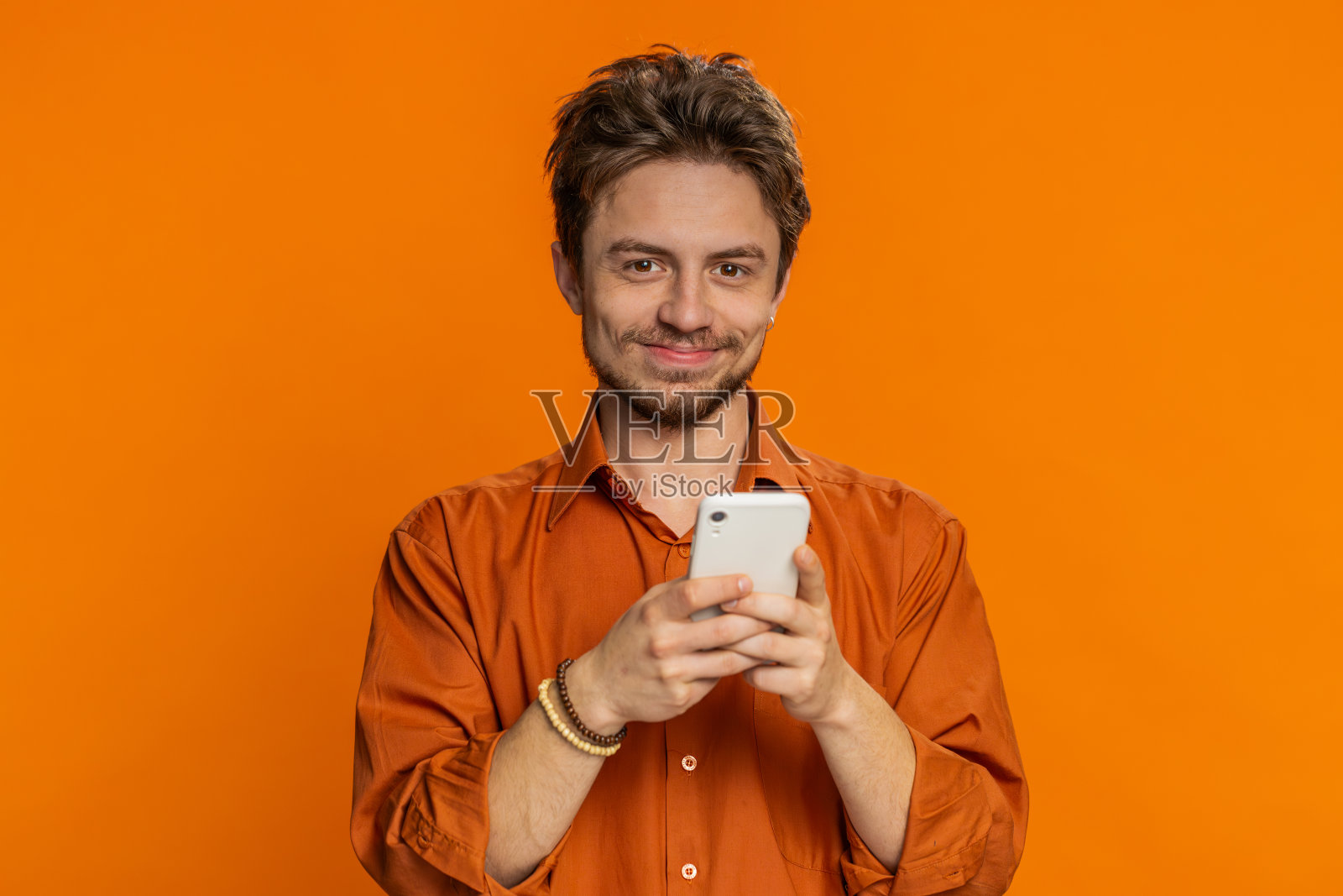 男子用智能手机打字,在网上留言,浏览社交网络,玩游戏成瘾照片摄影图片