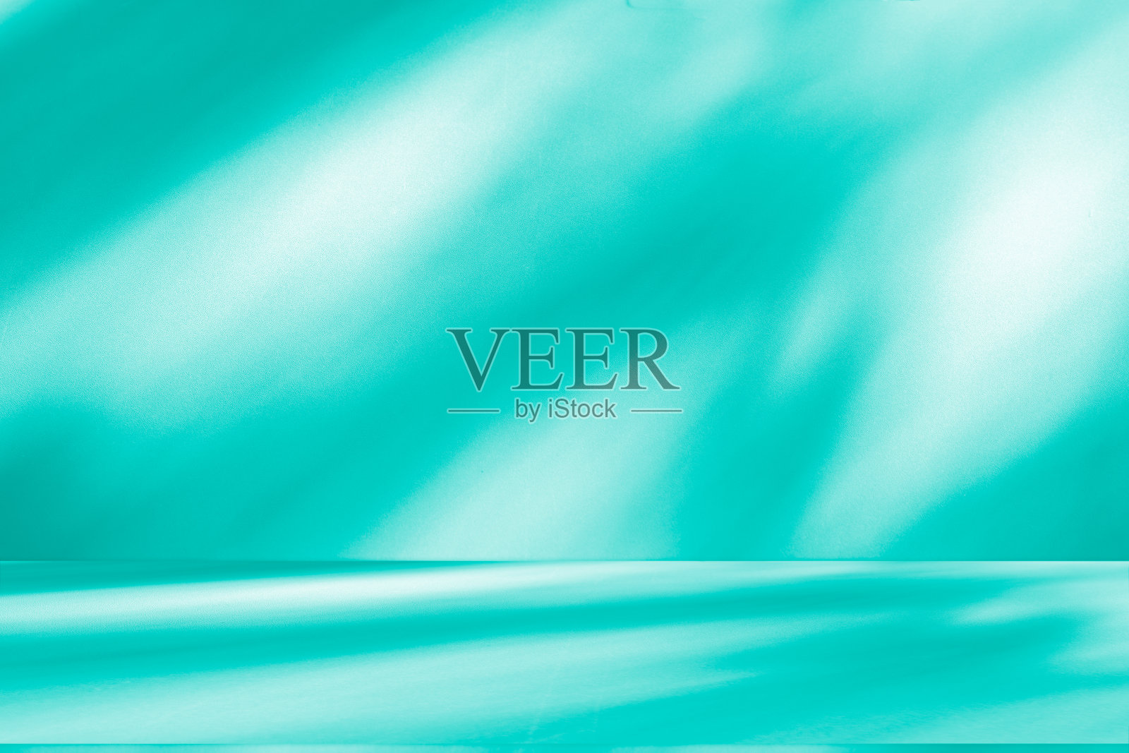 工作室风格的背景墙装饰呈现采用白色和蓝色调。阴影从附近的窗户投射出来,创造了一个装饰性的概念照片摄影图片