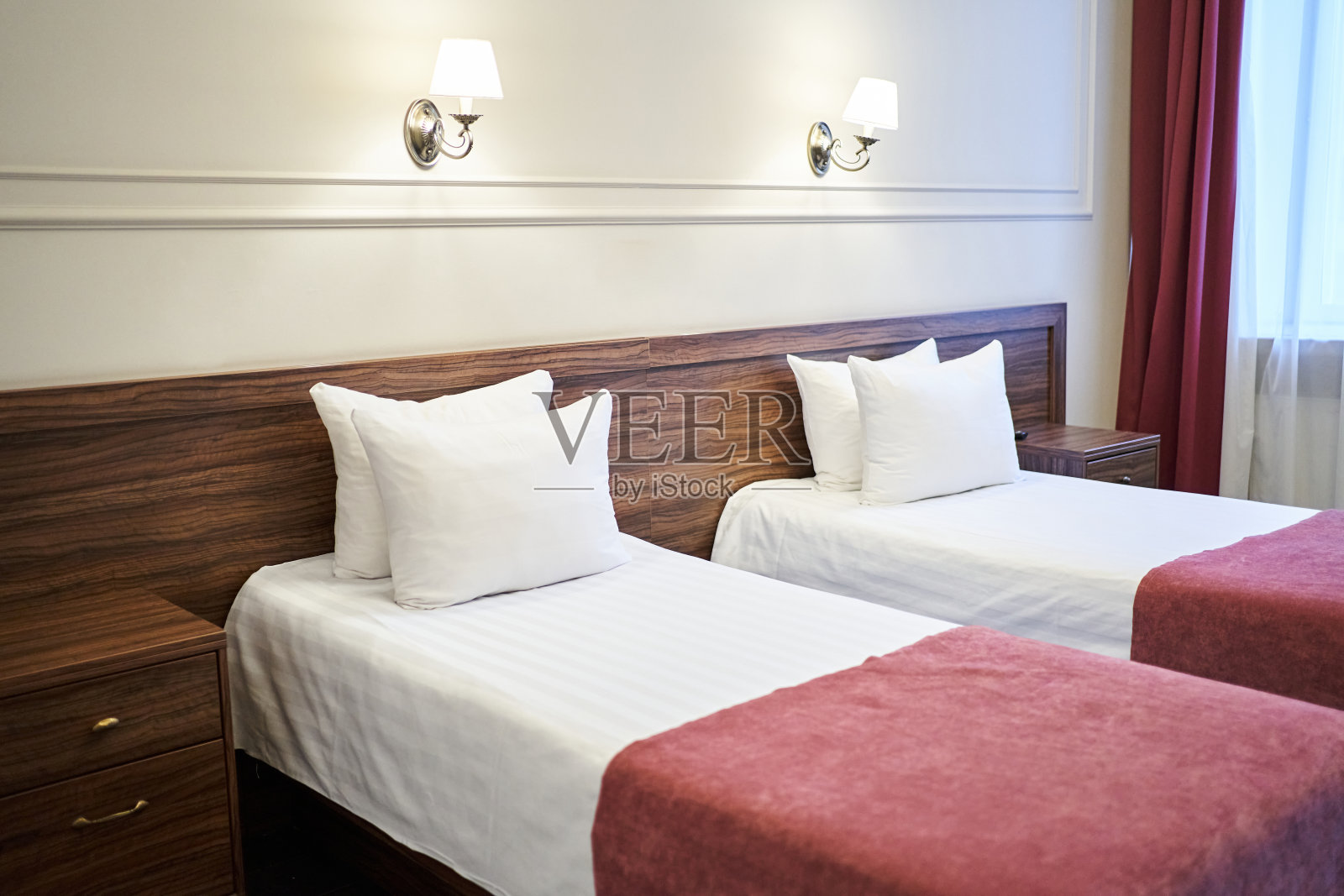 酒店房间,双人卧室,窗帘,照明,白天的正面视图与复制空间照片摄影图片