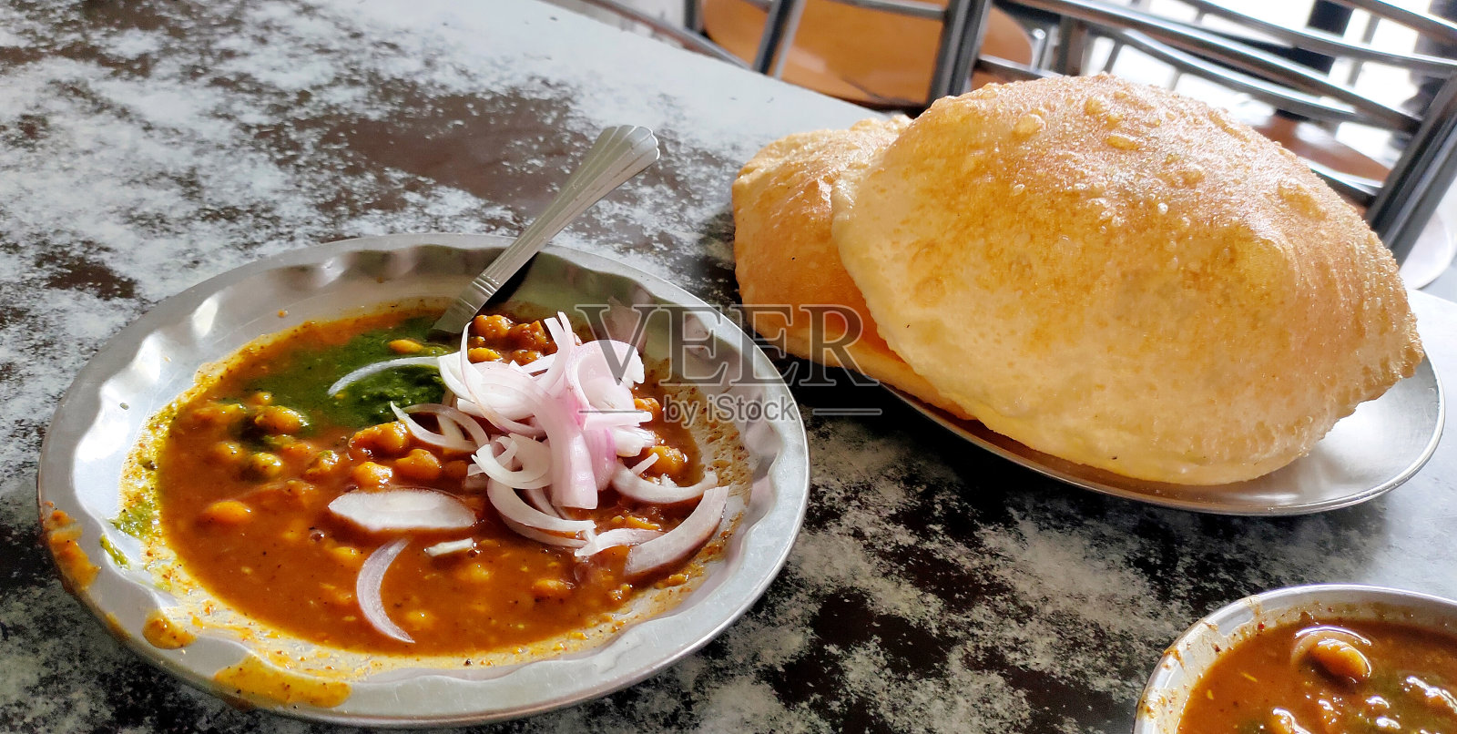 Chole bhature是北印度著名的美食。chana masala和bhatura或puri的组合照片摄影图片