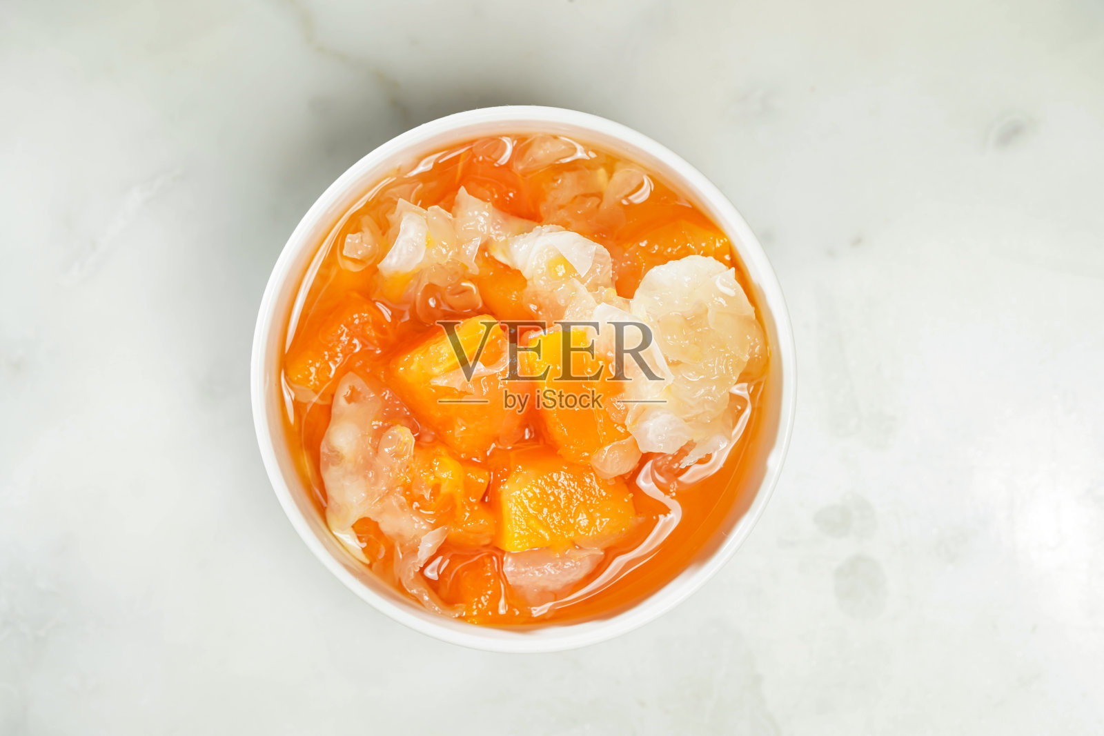 冰花雪菌炖木瓜在碗中孤立的灰色背景的亚洲食物顶视图照片摄影图片