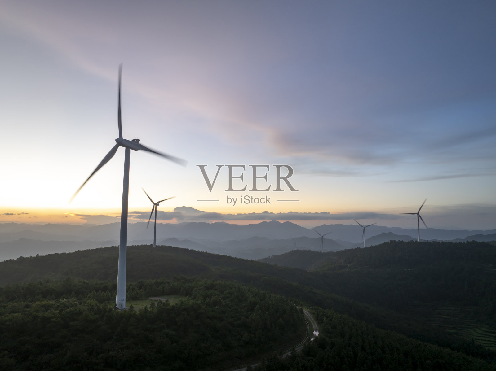 山顶上的风力涡轮机照片摄影图片