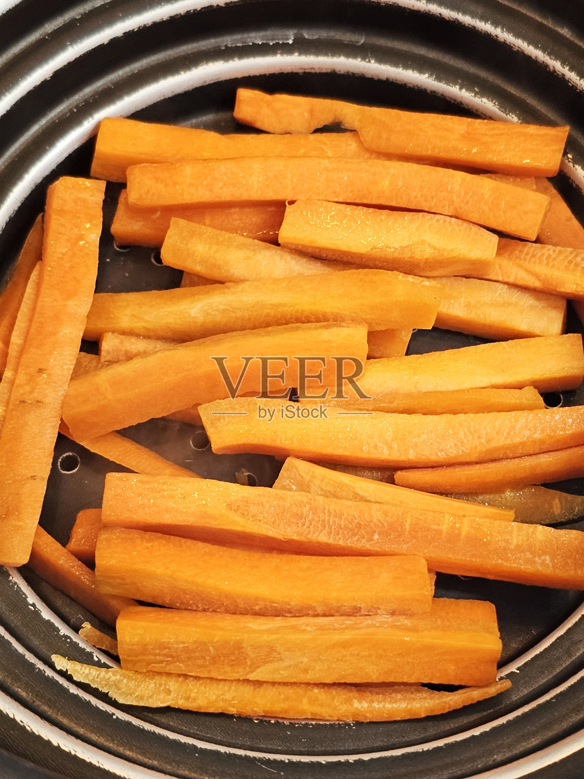 蒸锅里的胡萝卜照片摄影图片