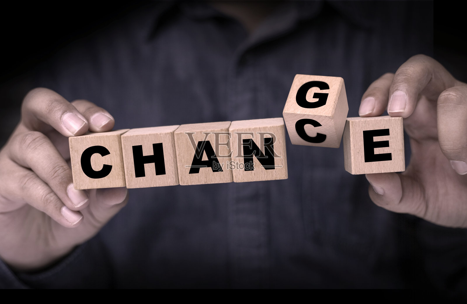 手握文字特写照片摄影图片