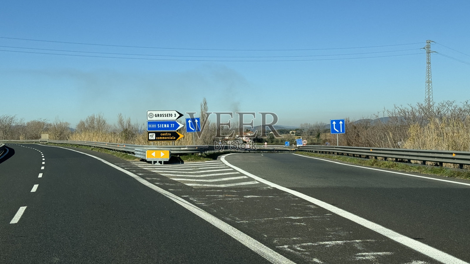 意大利托斯卡纳格罗塞托-通往锡耶纳格罗塞托和商业中心的道路标志照片摄影图片