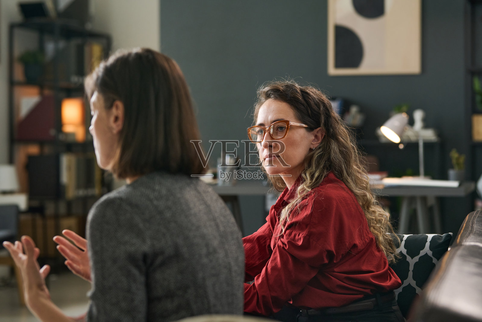 探讨现代办公环境下的商业策略照片摄影图片