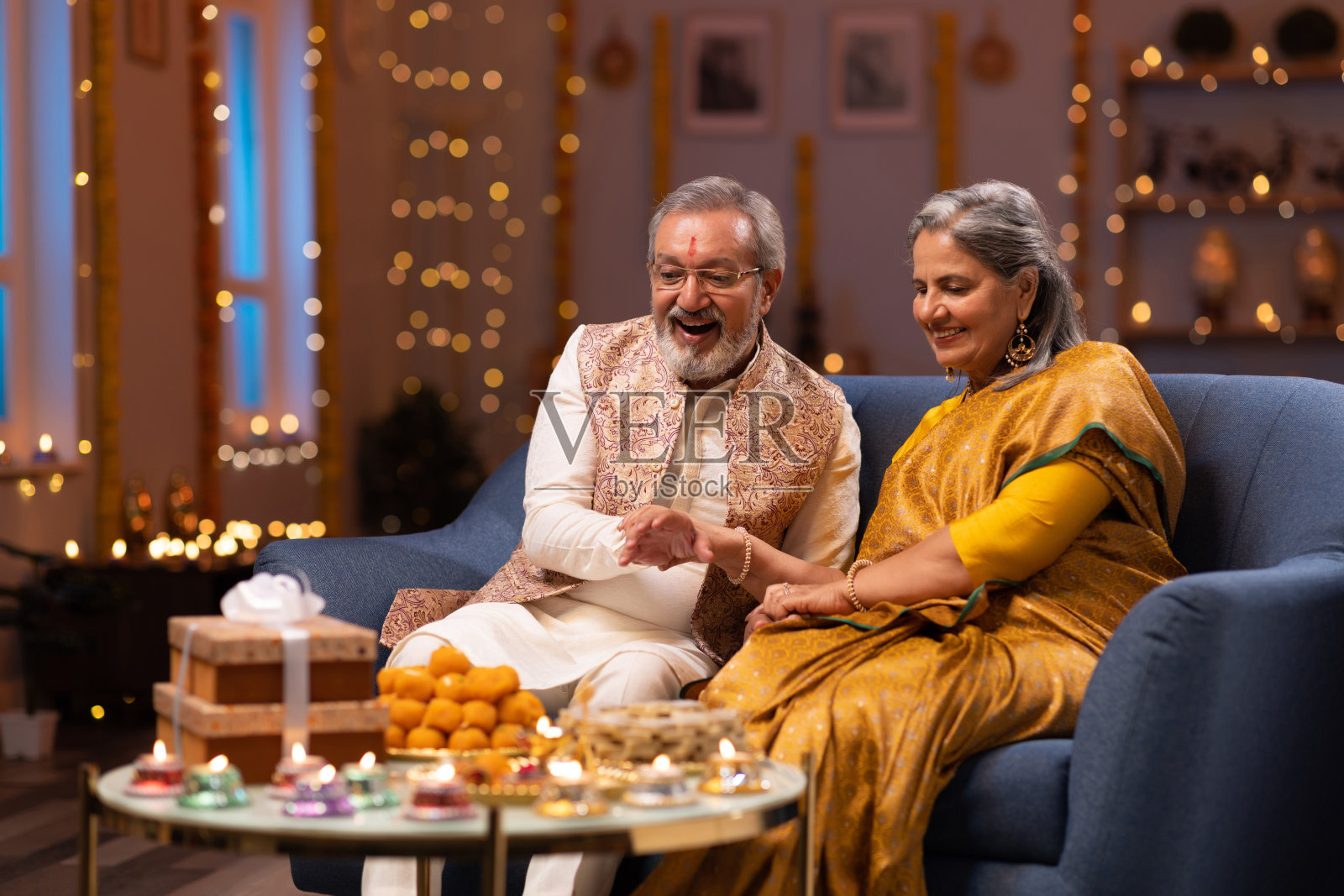 老夫妇在家里一起庆祝排灯节照片摄影图片