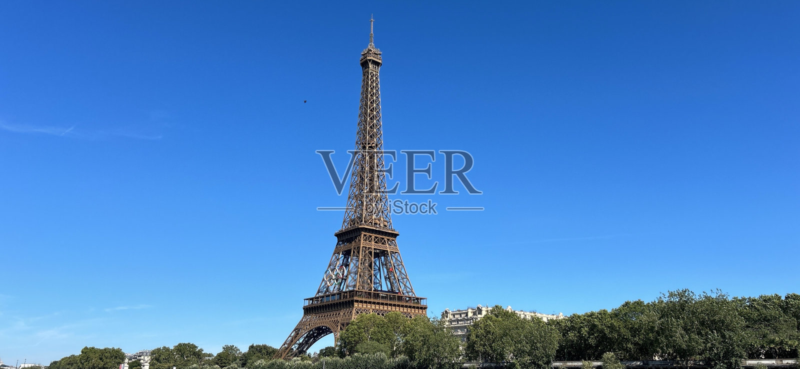 埃菲尔铁塔。塞纳河上的景色。照片摄影图片