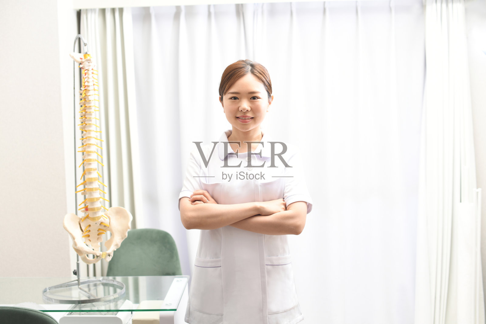 亚洲整形外科女性白大褂按摩师或治疗师照片摄影图片