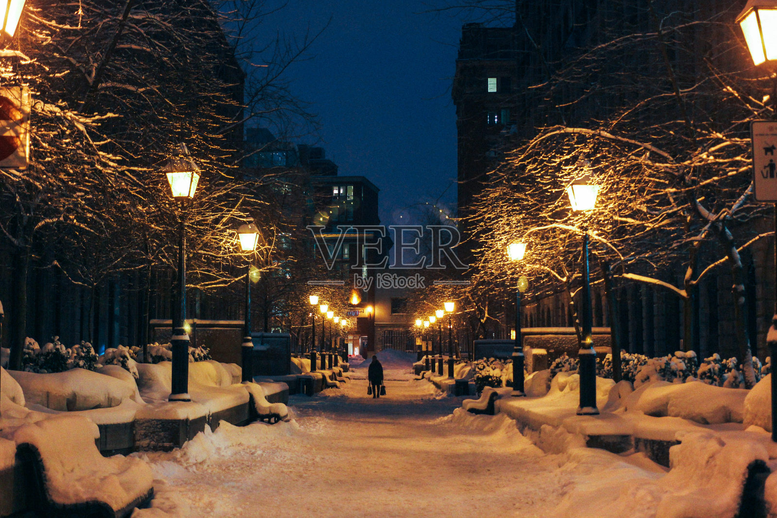 夜间被雪覆盖的照明人行道照片摄影图片