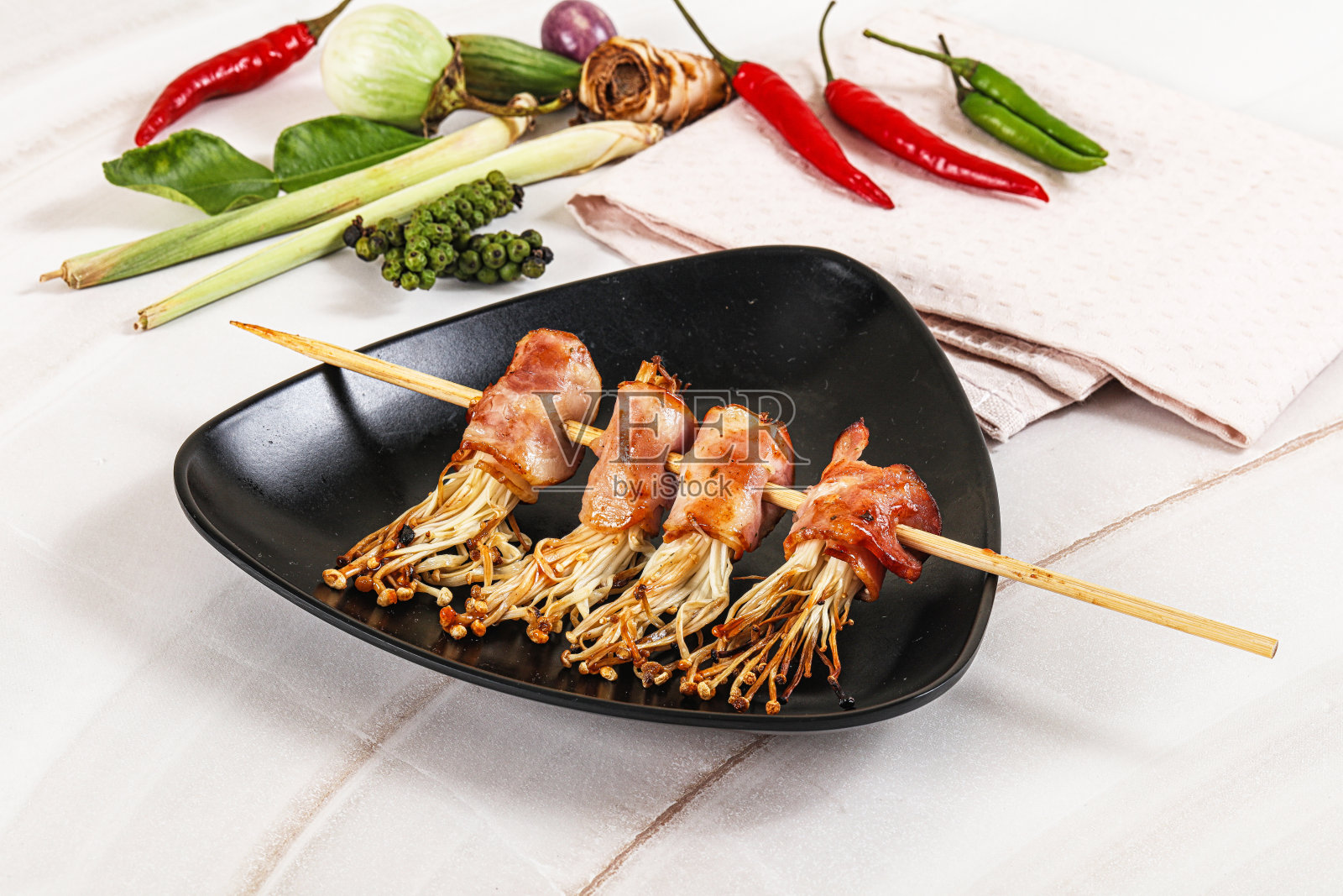 泰国街头沙爹肉配培根和蘑菇照片摄影图片