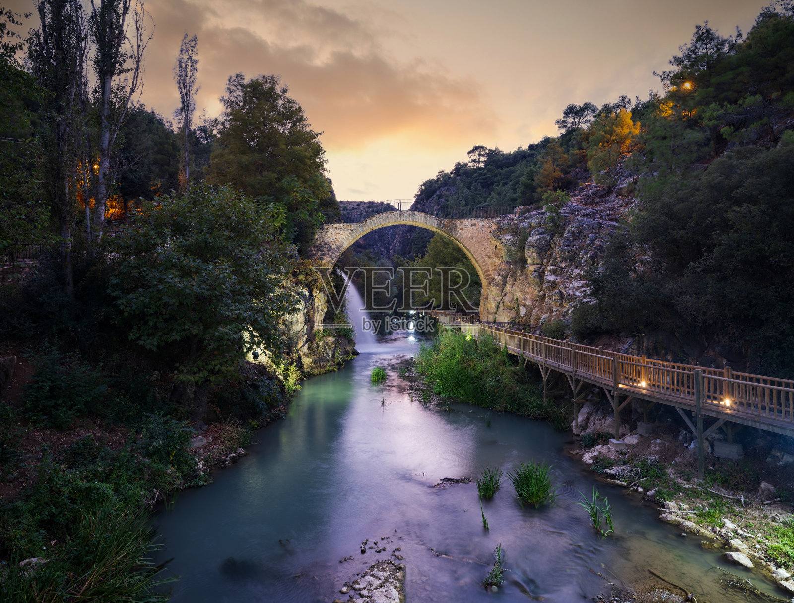 傍晚时分的克兰德拉斯桥和瀑布。照片摄影图片