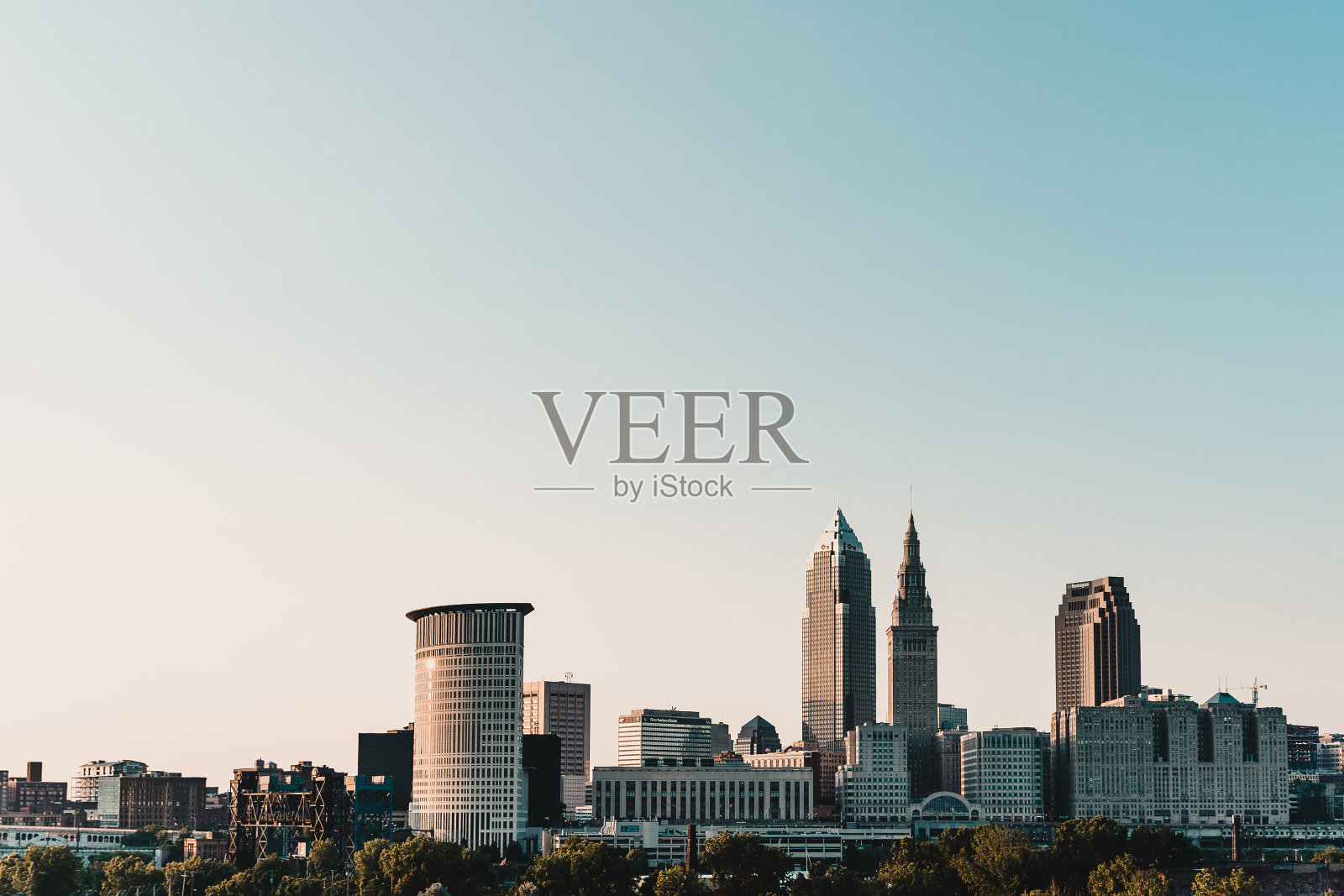 晴朗天空下的城市建筑照片摄影图片