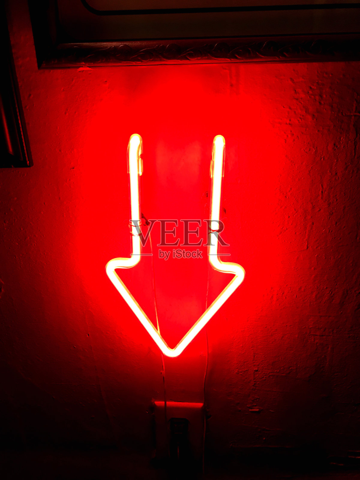 墙上的红色发光箭头符号照片摄影图片