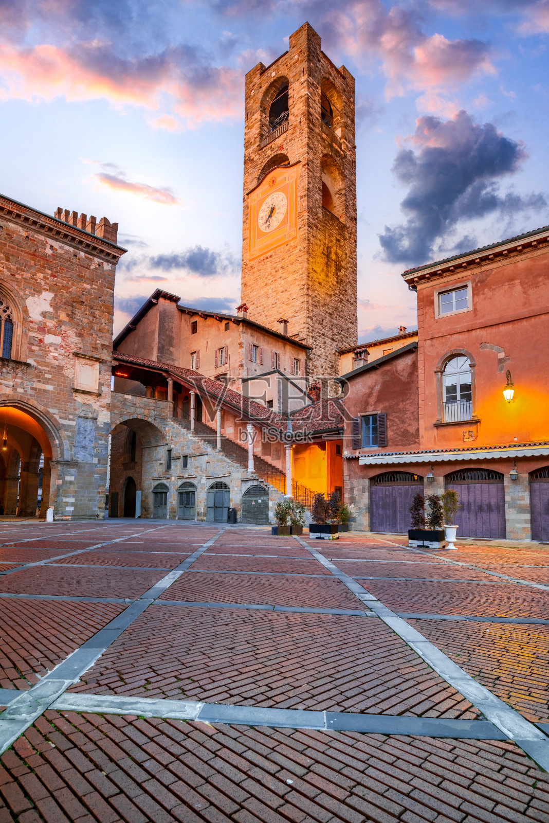 贝加莫,意大利——黄昏时分,伦巴第美丽的历史小镇,阿尔塔城的维奇亚广场照片摄影图片