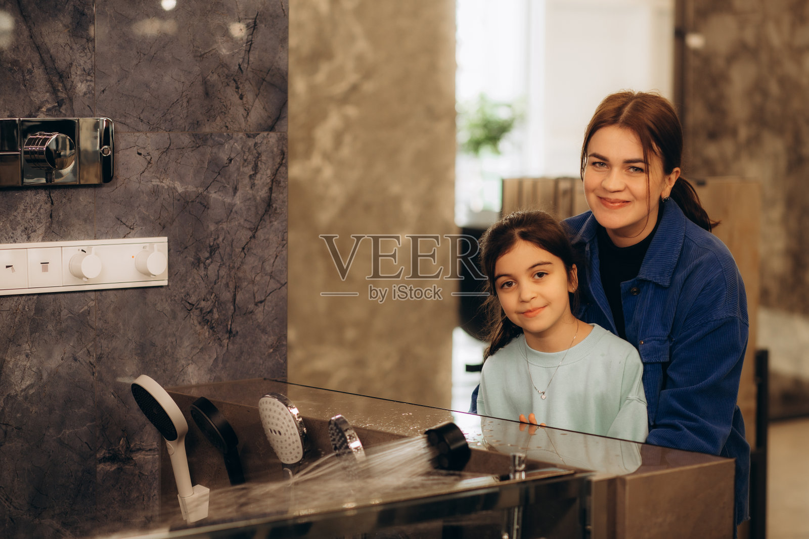 一个家庭为他们的家选择淋浴系统照片摄影图片