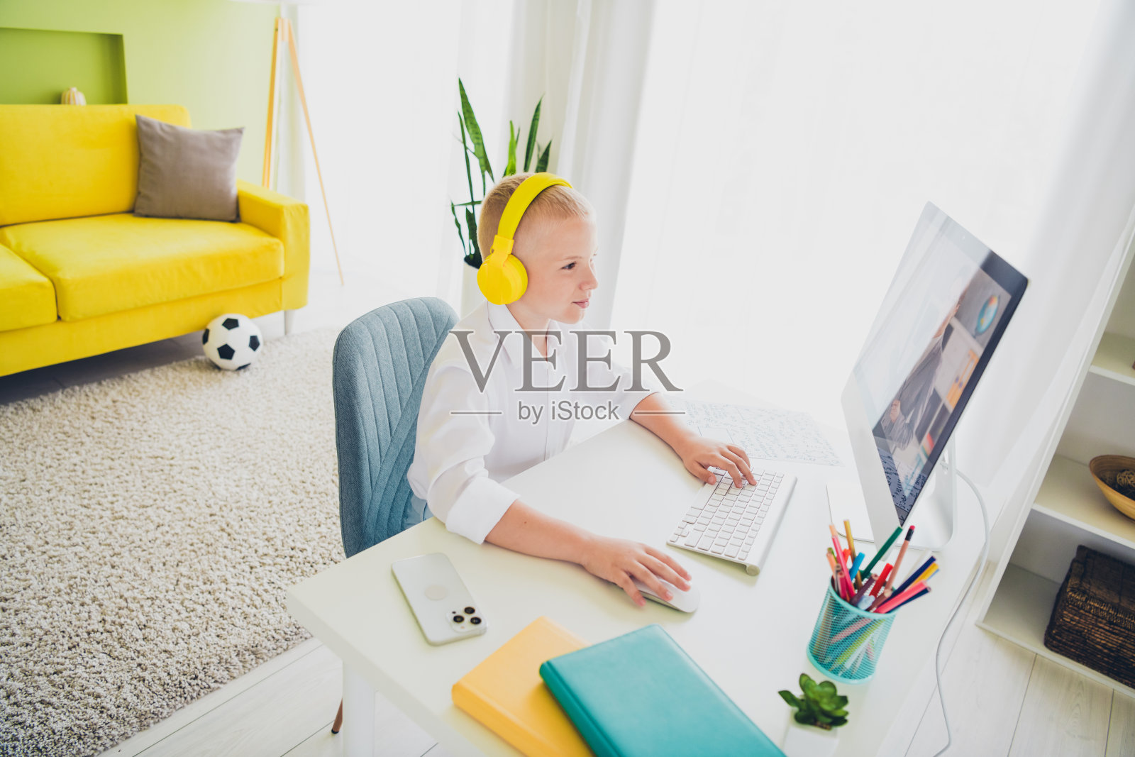 可爱可爱的聪明男孩的肖像,从家里学习现代科技室内房间公寓照片摄影图片