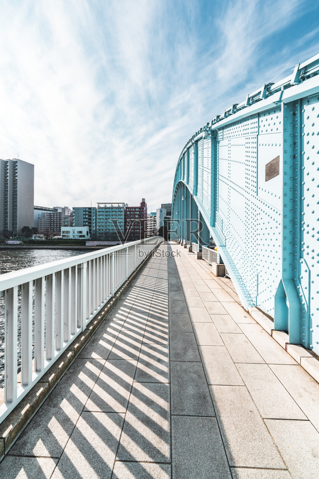 东京隅田河上的荣太桥照片摄影图片