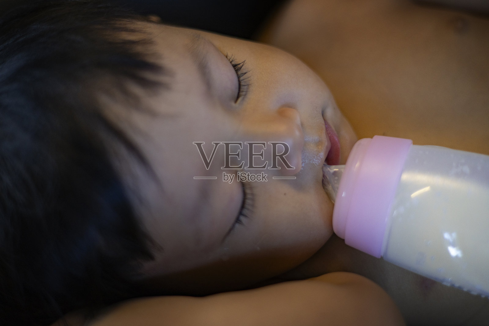 宝宝喝着牛奶睡着了照片摄影图片