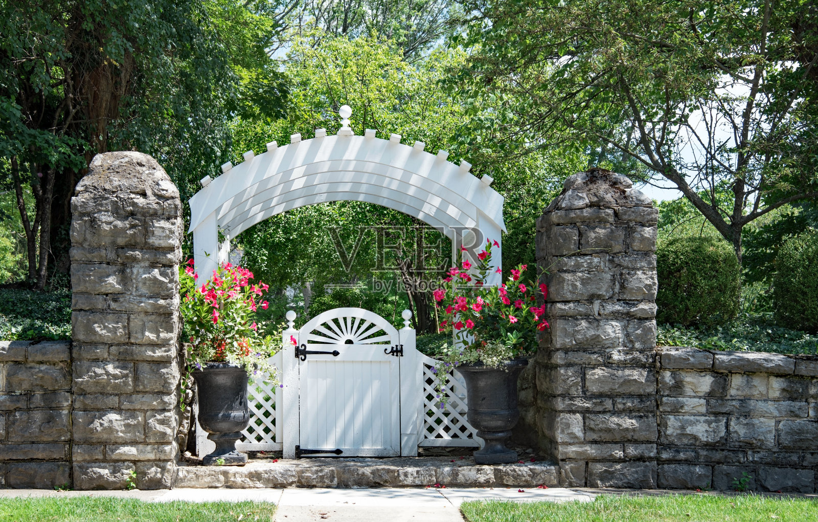 石板园墙,拱门和曼德拉花照片摄影图片
