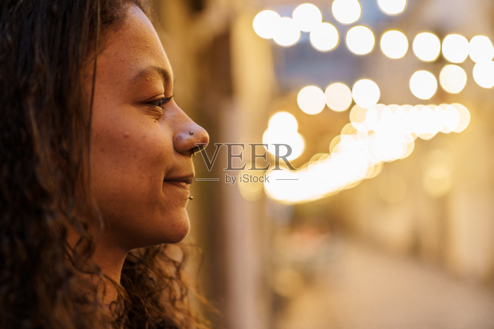 背景模糊的女子肖像。照片摄影图片