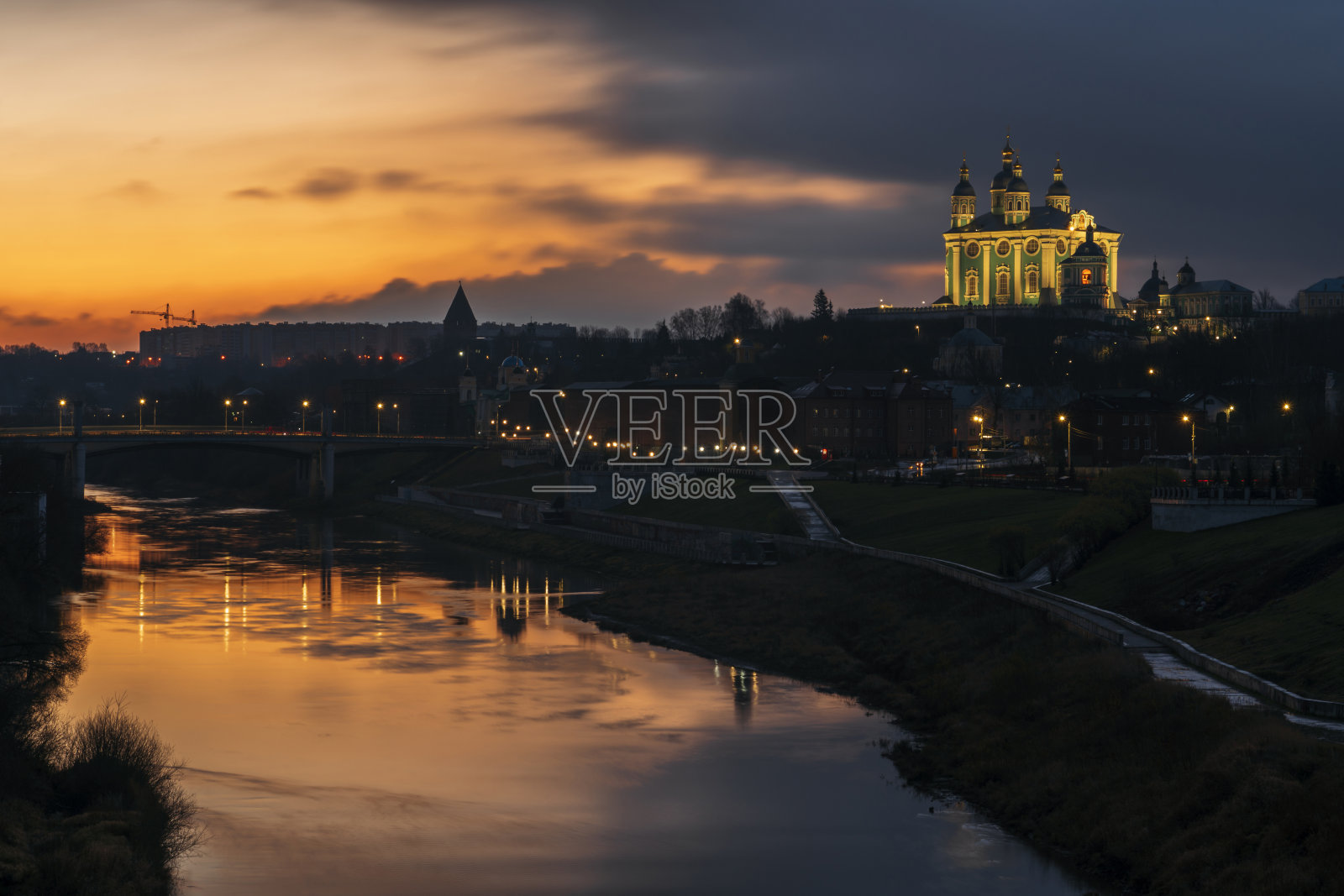 俄罗斯斯摩棱斯克,夜色中的第聂伯河河堤、圣母升天大教堂和斯摩棱斯克要塞城墙照片摄影图片