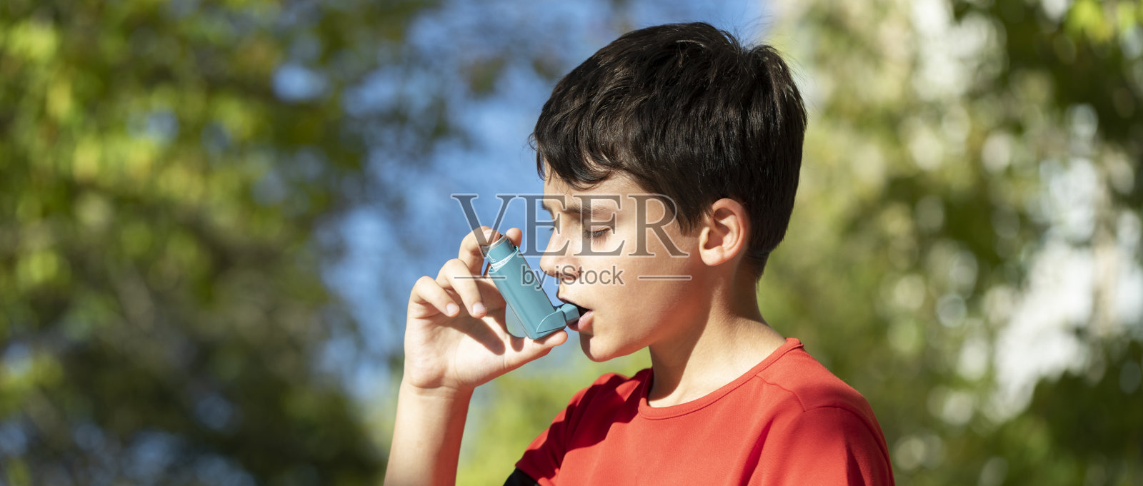 用于治疗哮喘或呼吸系统疾病和过敏的吸入器。照片摄影图片
