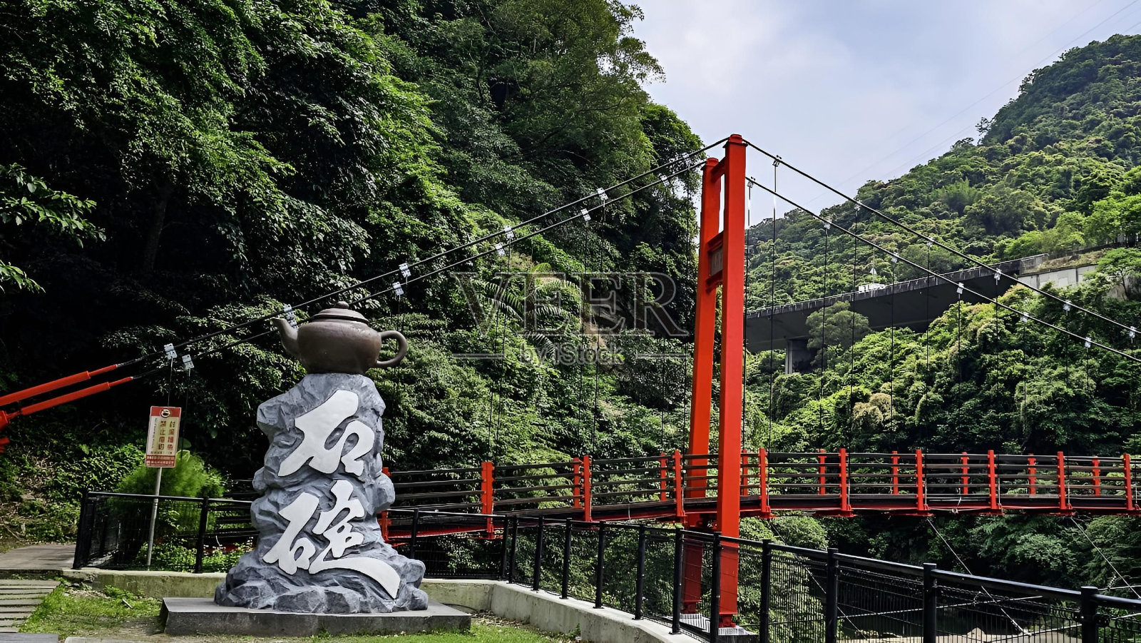 风景秀丽的丹兰悬索桥在郁郁葱葱的绿色森林和丘陵照片摄影图片