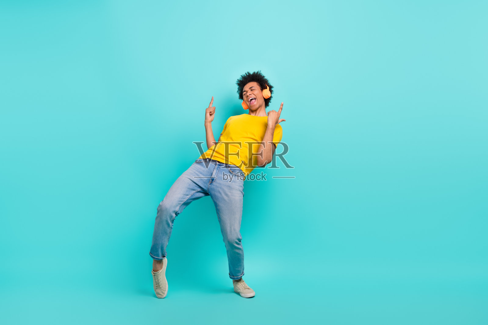 疯狂积极的人的全长照片点手指听最喜欢的歌曲孤立的海蓝宝石色背景照片摄影图片