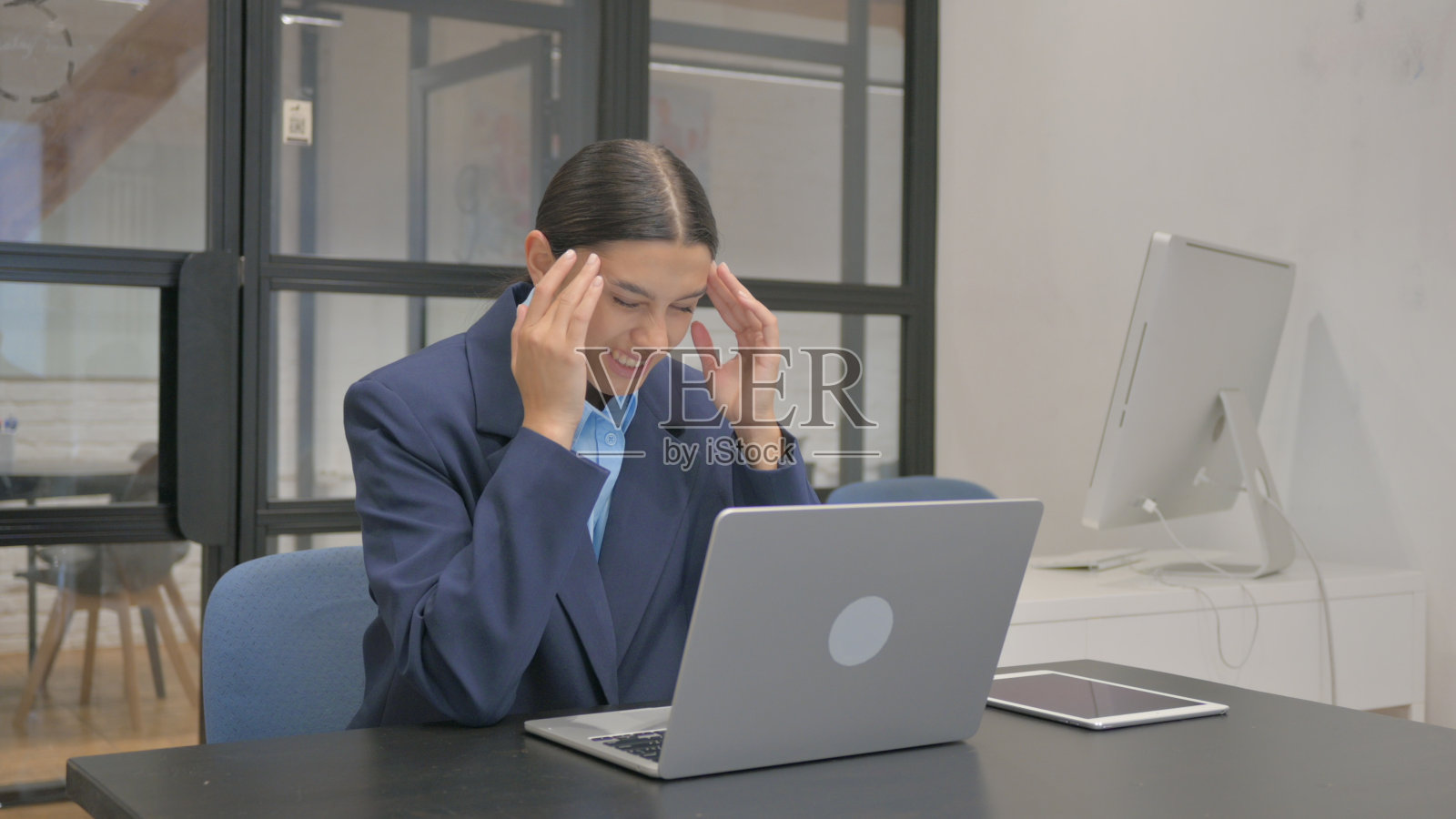 西班牙裔女商人工作时偏头痛发作照片摄影图片