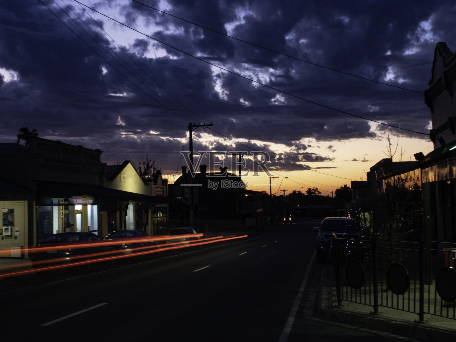 小镇日落时的交通照片摄影图片